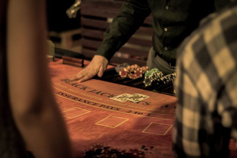 Mesa de blackjack en un casino.